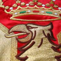 Guión Banderín bordado. Detalle de la corona Real