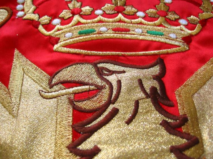 Guión Banderín bordado. Detalle de la corona Real