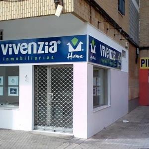 Rótulo en bandeja plegada y rotulada con vinilos de corte. Inmobiliaria Vivenzia Sevilla.