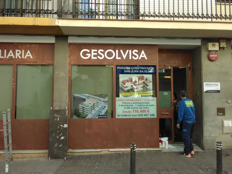 Rotulación de fachada en letras recortadas en vinilo plata. Gesolvisa Sevilla.