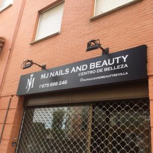 Rótulo cartel en bandeja plegada y rotulada con vinilo. MJ Centro de belleza en Montequinto Dos Hermanas Sevilla.