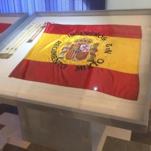 Vitrina expositora para banderas antiguas, en aluminio lacado y frontal de metacrilato. Museo de Historia Militar de Sevilla.