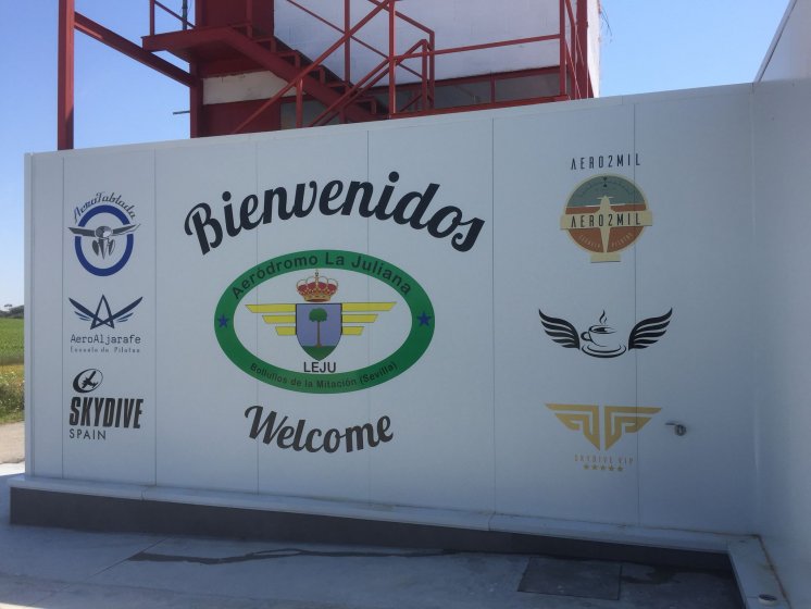 Rotulación de fachada en vinilo en impresión digital laminada para Skydive Vip en aeródromo la Juliana Sevilla.