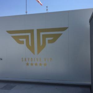 Rotulación de fachada en vinilo de corte dorado para Skydive Vip en aeródromo la Juliana Sevilla.
