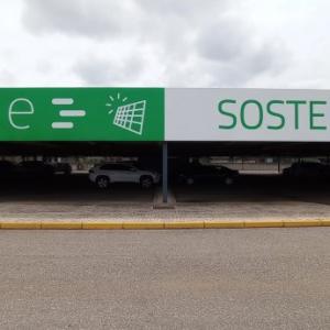 Rótulo con estructura frontal y rotulado con vinilos garantizados al exterior. Enaire sostenible en el aeropuerto de Sevilla.