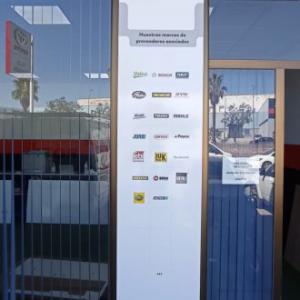 Rótulo fachada en bandeja de composite rotulado. Huelva