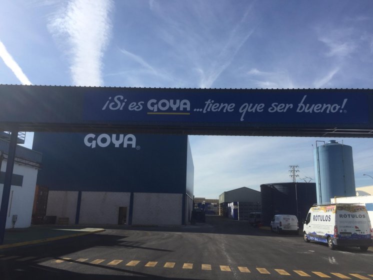 Rotulación de frente en vinilo. Trabajos para Goya España en Sevilla.