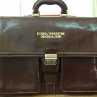 Cartera malet&iacute;n de piel de Ubrique grabada. General Jefe del Cuartel General de Fuerza Terrestre Futer Sevilla