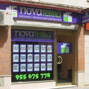 Escaparate de Novaterra. Rotulación de vinilos en Sevilla