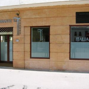 Escaparate de Toscana. rotulación de vinilos en Sevilla