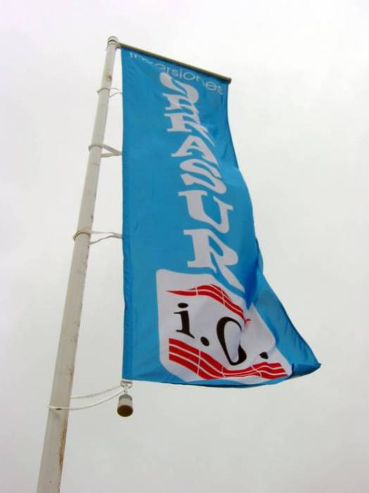 Bandera para potencia y m&aacute;stil de aluminio. Obrasur Sevilla