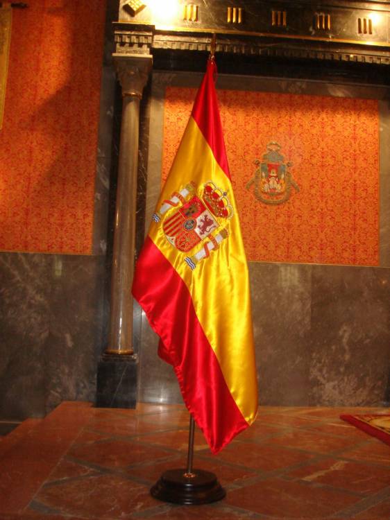 Bandera de raso reglamentaria de España 1,50x1 mts. Salón del Trono capitanía General de Sevilla