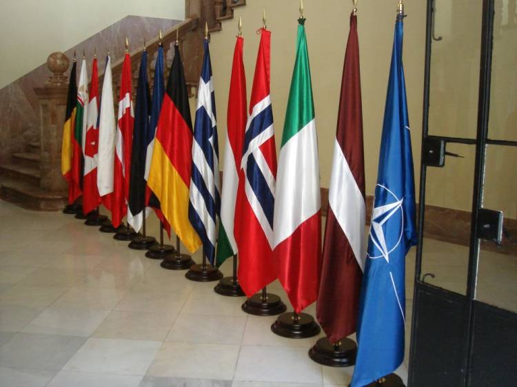Banderas de raso reglamentarias para despachos y eventos. OTAN Sevilla 2007/1