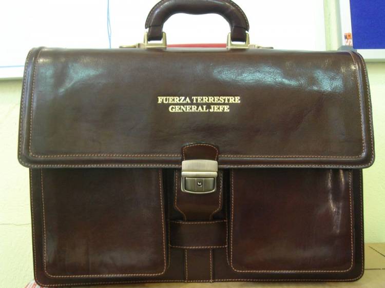 Cartera malet&iacute;n de piel de Ubrique grabada. General Jefe del Cuartel General de Fuerza Terrestre Futer Sevilla