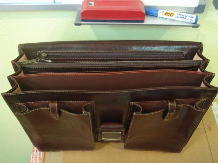 Cartera malet&iacute;n de piel de Ubrique grabada. General Jefe del Cuartel General de Fuerza Terrestre Futer Sevilla