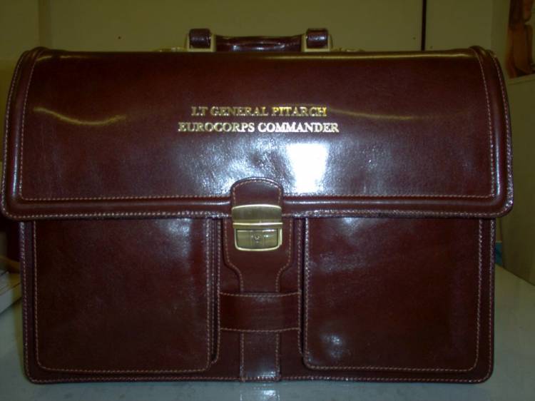 Cartera malet&iacute;n de piel de Ubrique grabada. General Jefe del Eurocuerpo.