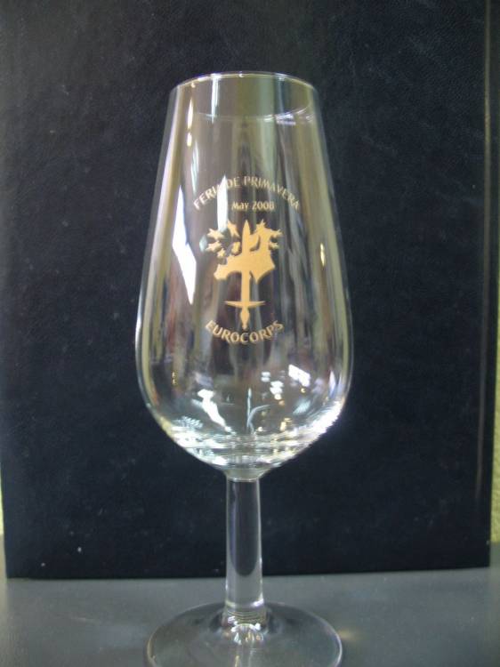 Catavinos grabado en tinta color oro Eurocuerpo