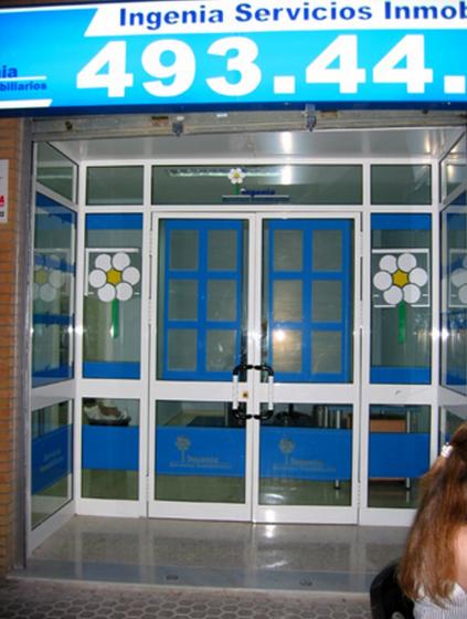 Escaparate de Ingenia. Rotulaci&oacute;n de vinilos Sevilla