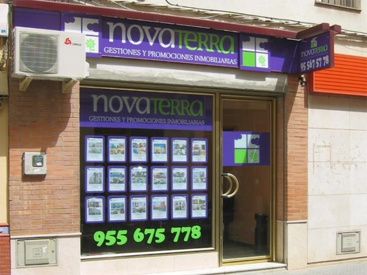 Escaparate de Novaterra. Rotulación de vinilos en Sevilla