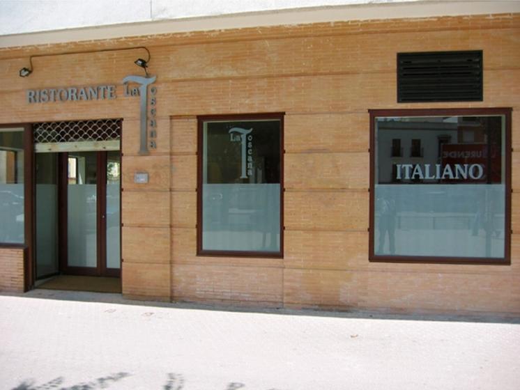 Escaparate de Toscana. rotulación de vinilos en Sevilla