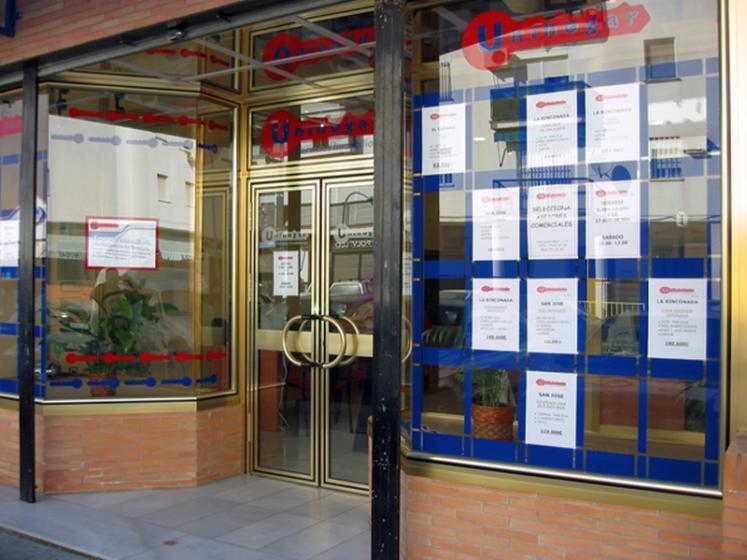 Escaparate de Unihogar. Rotulación de vinilos en Sevilla