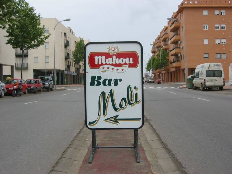 Fabricaci&oacute;n y rotulaci&oacute;n Bar Moli  dos Hermanas Sevilla Cartel con muelles a medida.