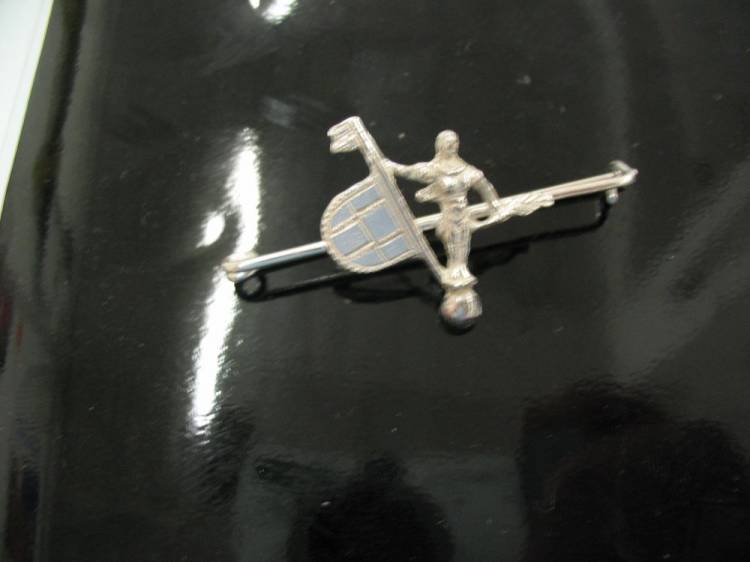 Giraldillo alfiler en plata. Regalo de protocolo en Sevilla