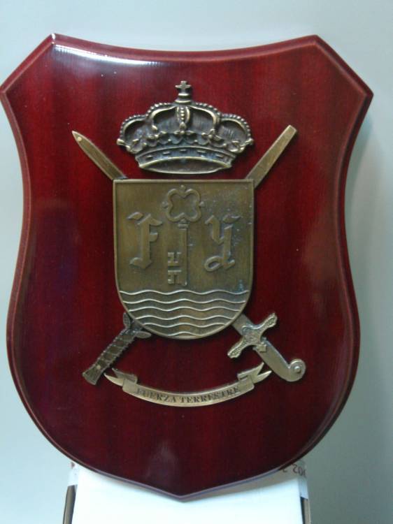 Metopa en madera y anagrama o escudo fundici&oacute;n. Fuerza Terrestre Sevilla