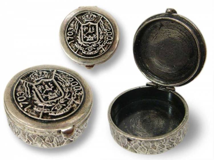 Pastillero en plata de ley con tapa personalizada. Regalo de protocolo Regimiento de Caballer&iacute;a Sagunto 7 