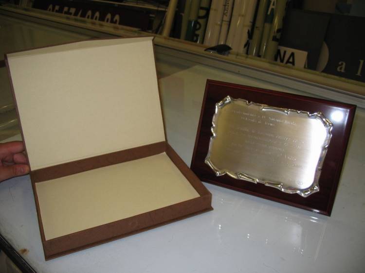 Placa conmemorativa en plata de Ley. Regalos de protocolo en Sevilla