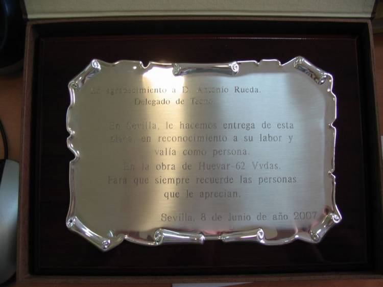 Placa conmemorativa en plata de Ley. Regalos de protocolo en Sevilla