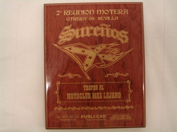 Placa en madera y grabada a l&aacute;ser con patina Los Sure&ntilde;os. Utrera Sevilla