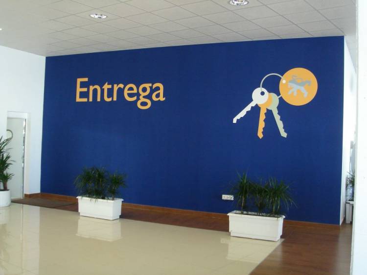 Rotulación fotomural en letras corpóreas. Entrega Peugeot Alcalá de Guadaira Sevilla