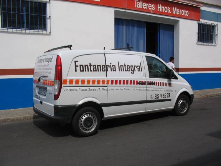 Rotulación de furgoneta en vinilo de corte. Dos Hermanas Sevilla.