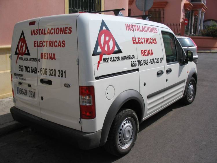 Rotulación de furgoneta en vinilo de corte. Eléctrica Reina Dos Hermanas Sevilla