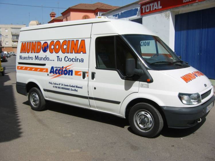 Rotulación de furgoneta en vinilo de corte. Mundo Cocina Dos Hermanas Sevilla