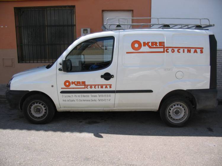 Rotulación Furgoneta en vinilo de corte Okre cocinas Sevilla