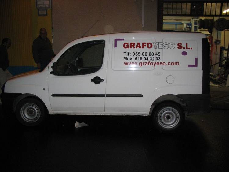 Rotulación de furgoneta en vinilo de corte. Sevilla