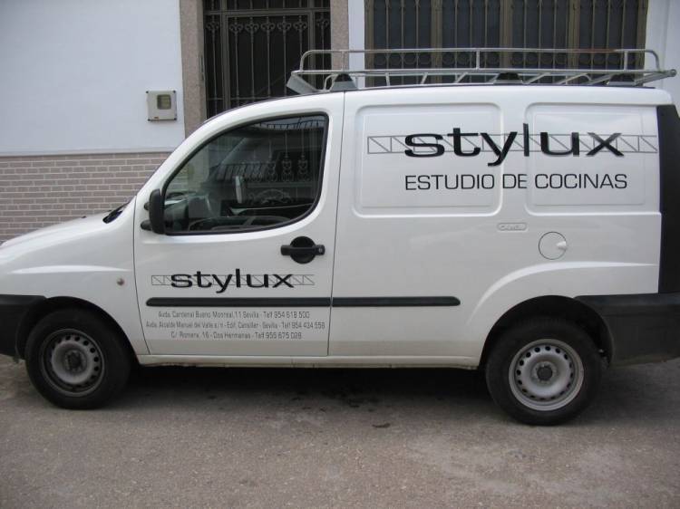 Rotulación Furgoneta en vinilo de corte Stylux cocinas Sevilla