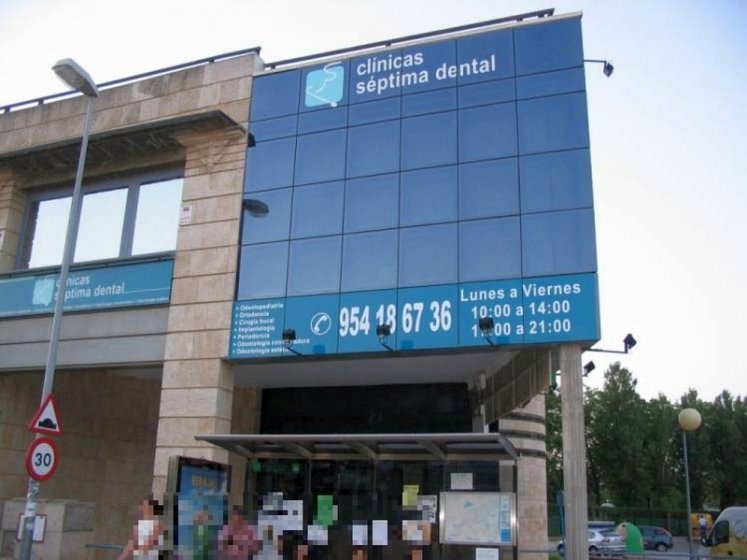 Rotulación de vinilos de corte. Clínica Séptima dental Sevilla. Rotulación del frente de fachada 