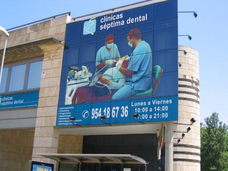 Rotulación de vinilos de corte. Clínica Séptima dental Sevilla. Rotulación del frente de fachada 