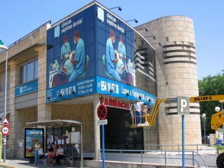 Rotulaci&oacute;n de vinilos de corte. Cl&iacute;nica S&eacute;ptima dental Sevilla. Rotulaci&oacute;n del frente de fachada 