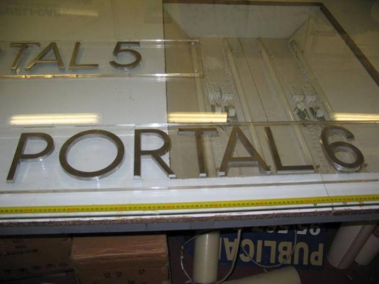 Rótulo cartel Aluminio fundido sobre placa metacrilato 8 mm. Edf El Mero Arenal 2000 Manilva Málaga