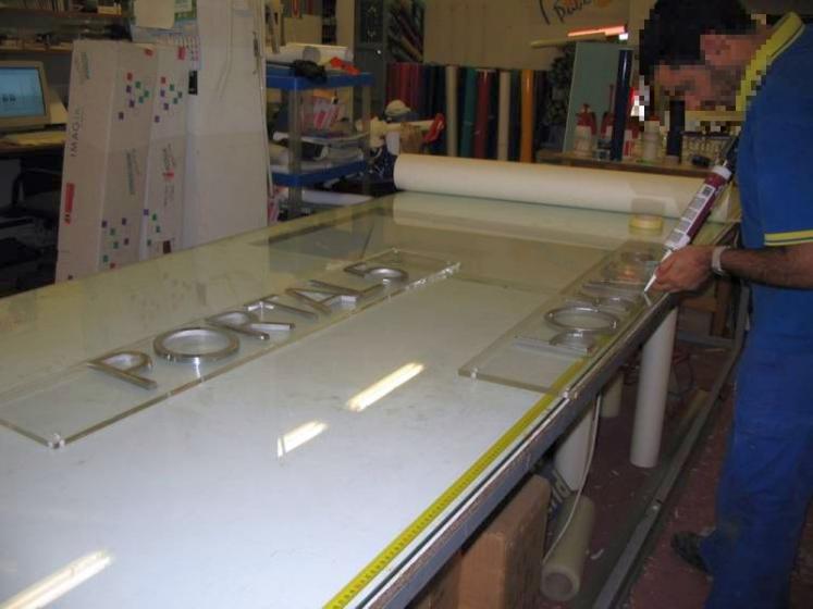 Rótulo cartel Aluminio fundido sobre placa metacrilato 8 mm. Edf El Mero Arenal 2000 Manilva Málaga