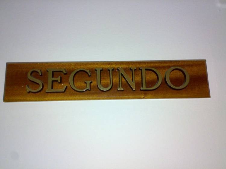 Rótulo cartel Base madera + texto en latón