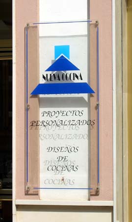 Rótulo cartel con rotulación Placa de Nueva Cocina Dos Hermanas Sevilla