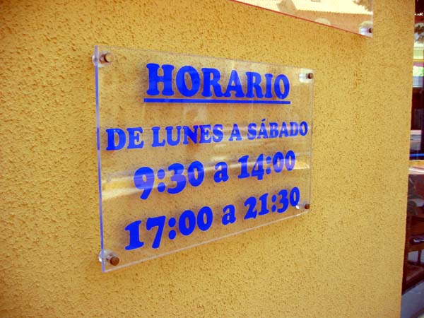 Rótulo cartel con rotulación Placa de La Ocasión, Dos Hermanas Sevilla
