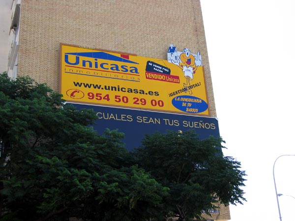 R&oacute;tulo cartel Frente de Unicasa Sevilla