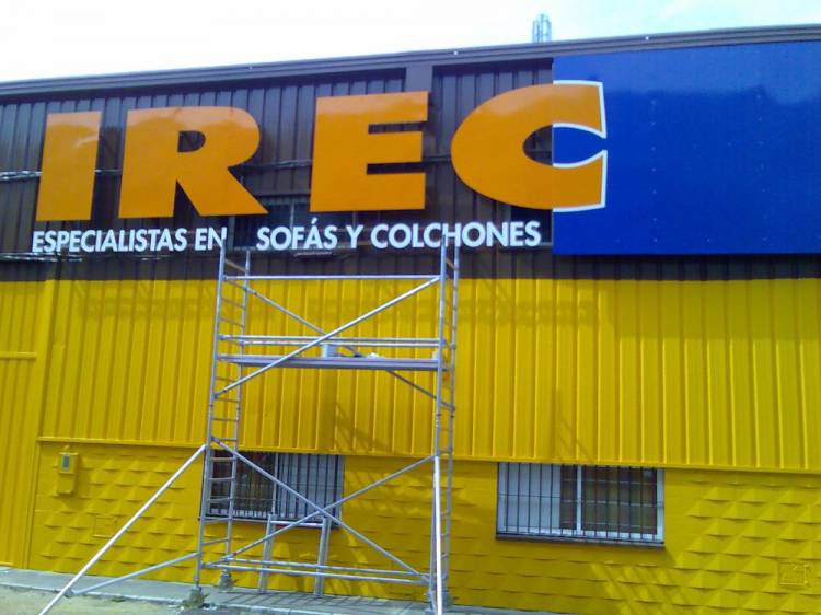 Rótulo cartel Ireca El Manchón Sevilla. Texto letras en aluminio recortado