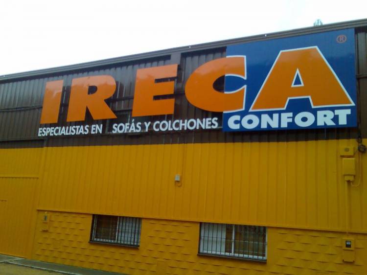 R&oacute;tulo cartel Ireca El Manch&oacute;n Sevilla. Texto letras en aluminio recortado